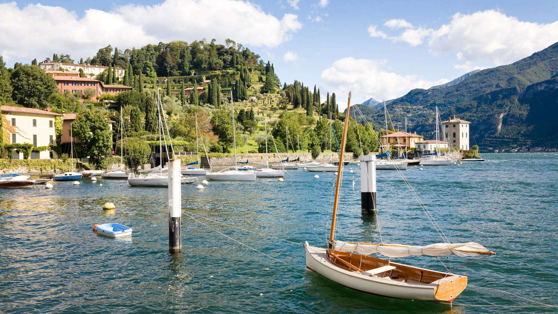 Bellagio – Pescallo am Ostufer Boote und alte Häuser des Fischerdorfs Pescallo bei Bellagio am Comer See