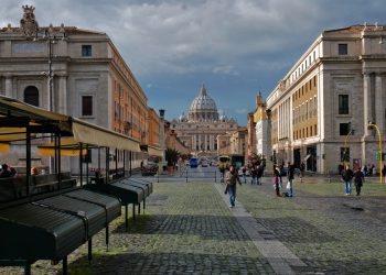 Blick über die Via della Conciliazione auf die Kuppel und Fassade des Petersdoms