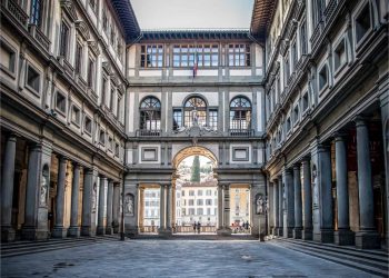 Der Piazzale degli Uffizi zwischen den beiden Flügeln des Uffizienbaus in Florenz