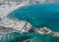 Luftaufnahme der Küste von Porto Cesareo mit flachem, türkisem Wasser
