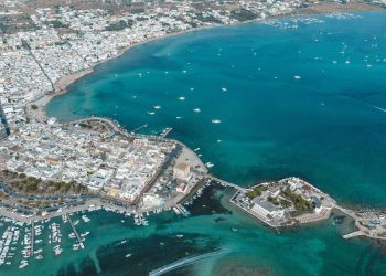 Luftaufnahme der Küste von Porto Cesareo mit flachem, türkisem Wasser