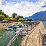 Bellagio – Hafen an der Punta Spartivento Kleiner Bootshafen an der Punta Spartivento in Bellagio mit Bergen im Hintergrund