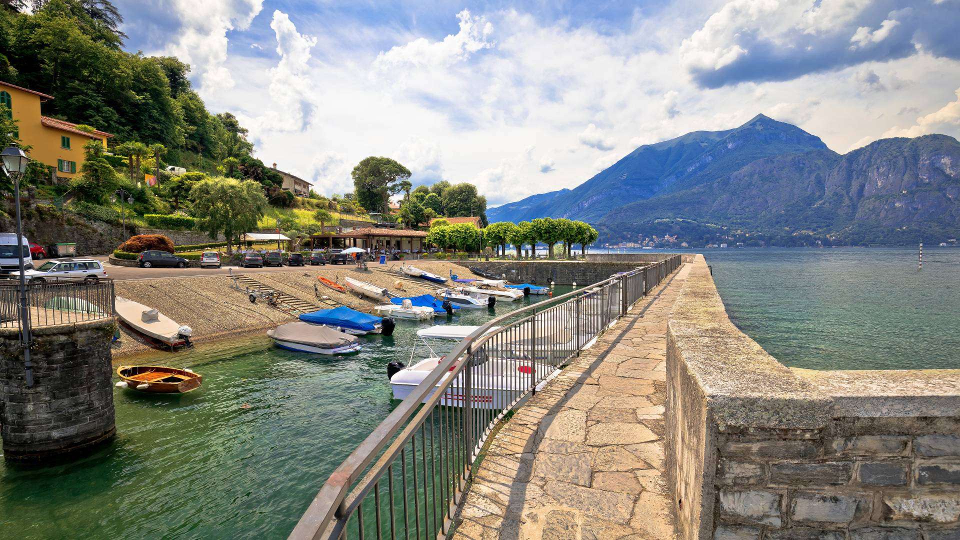 Bellagio – Hafen an der Punta Spartivento Kleiner Bootshafen an der Punta Spartivento in Bellagio mit Bergen im Hintergrund