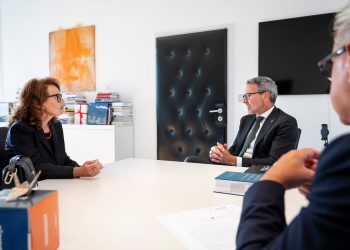 Landeshauptmann Arno Kompatscher, Regionalstaatsanwältin Adelisa Corsetti und Generalsekretär Eros Magnago im Palais Widmann in Bozen
