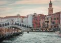 Die Rialtobrücke über dem Canal Grande in Venedig