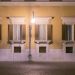 Beleuchtete Fenster und Fassade des Palazzo Montecitorio in Rom bei Nacht, Aufnahme von 2018