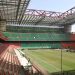 Blick über den Rasen auf die leeren Tribünen und Dachträger des San-Siro-Stadions in Mailand