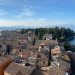 Blick über die Dächer der Altstadt von Sirmione zum Gardasee