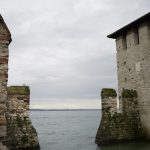 Alte Steinmauern des Castello Scaligero über dem Wasser des Gardasees