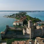Luftbild von Castello Scaligero und der Halbinsel Sirmione im Gardasee