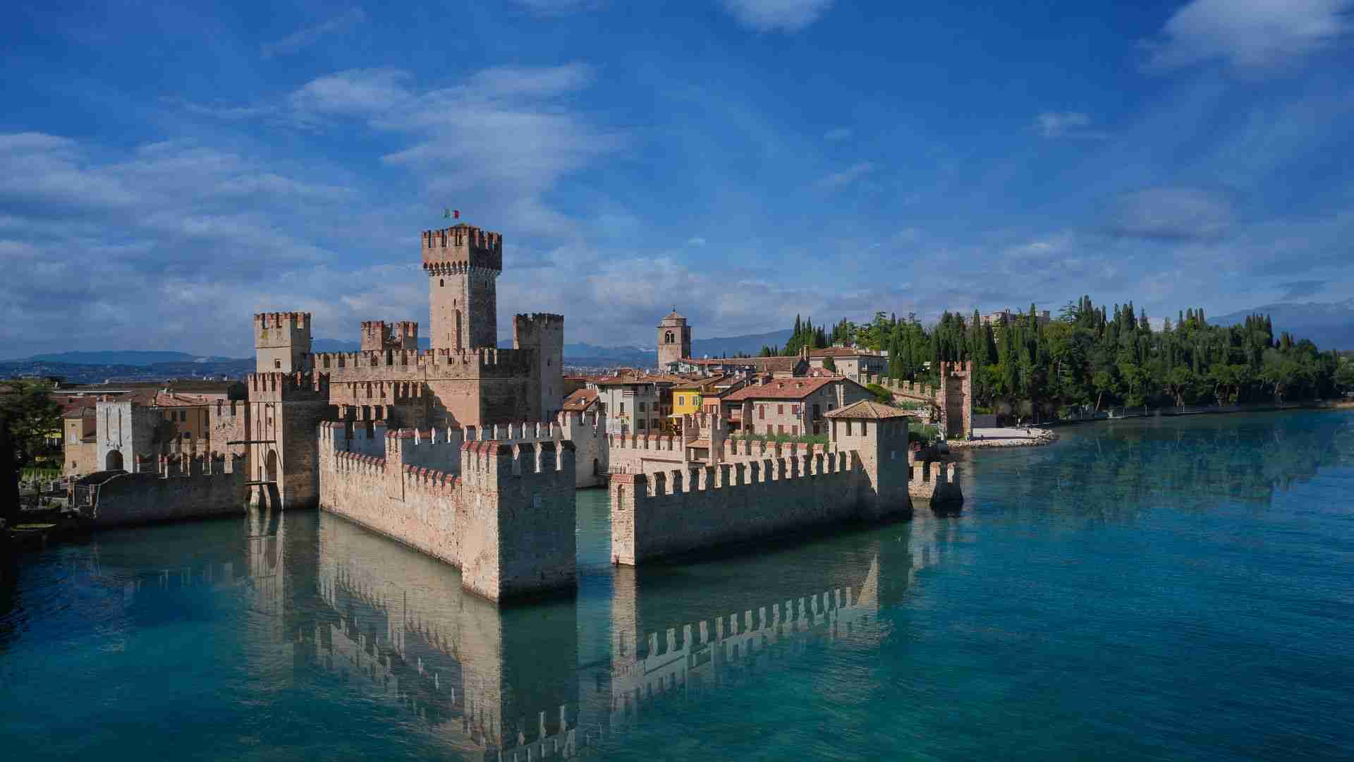 Das Castello Scaligero von Sirmione mit Zinnen und Wehrmauern über dem Gardasee