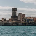 Blick vom Ufer auf das Castello Scaligero am Gardasee in Sirmione
