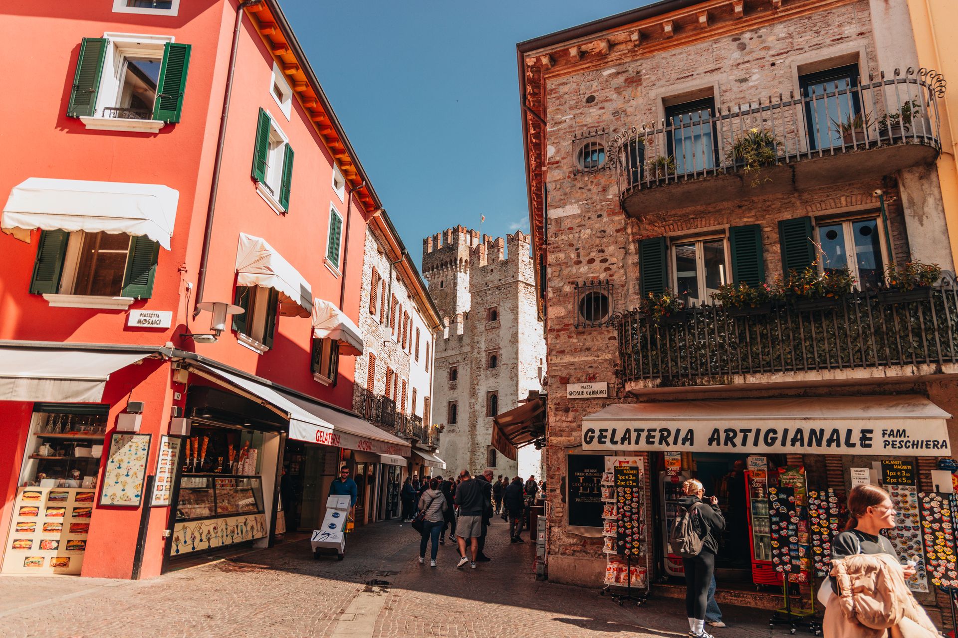 Enge Gasse in der Altstadt von Sirmione mit Lokalen und bunten Fassaden