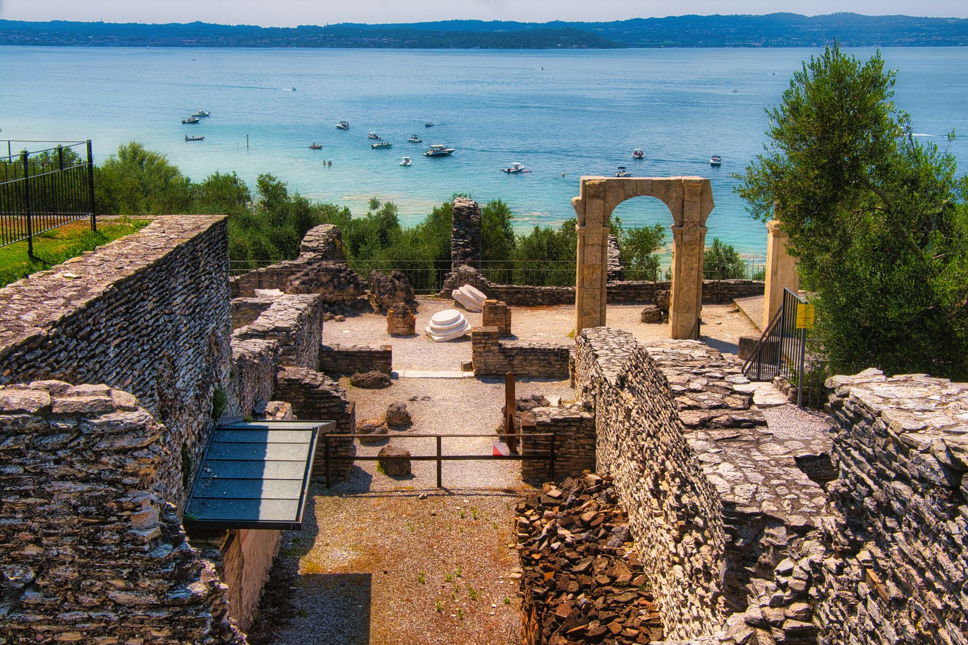 Römische Mauerreste der Grotte di Catullo über dem Gardasee in Sirmione