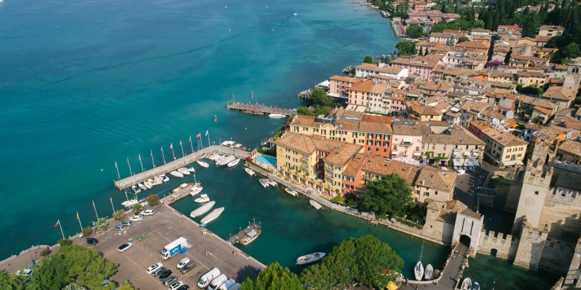 Luftbild der Halbinsel Sirmione mit Altstadt und türkisfarbenem Gardasee
