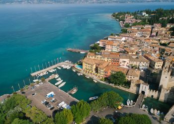 Luftbild der Halbinsel Sirmione mit Altstadt und türkisfarbenem Gardasee