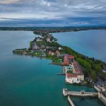 Bewaldete Spitze der Halbinsel Sirmione ragt in den Gardasee