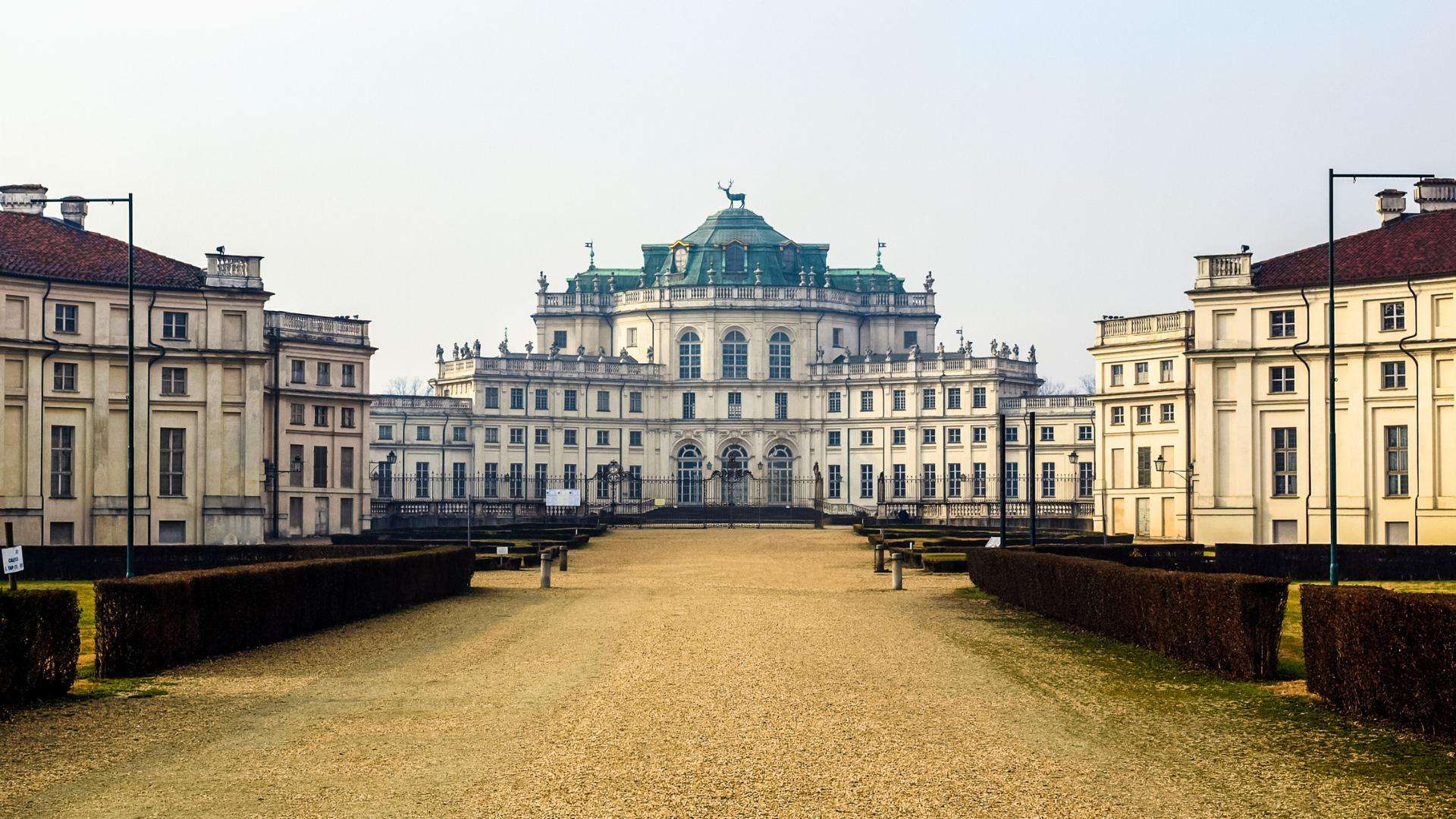 Palazzina di Caccia di Stupinigi Das Jagdschloss Stupinigi mit breiter Zufahrt und dem Hirsch auf der Kuppel