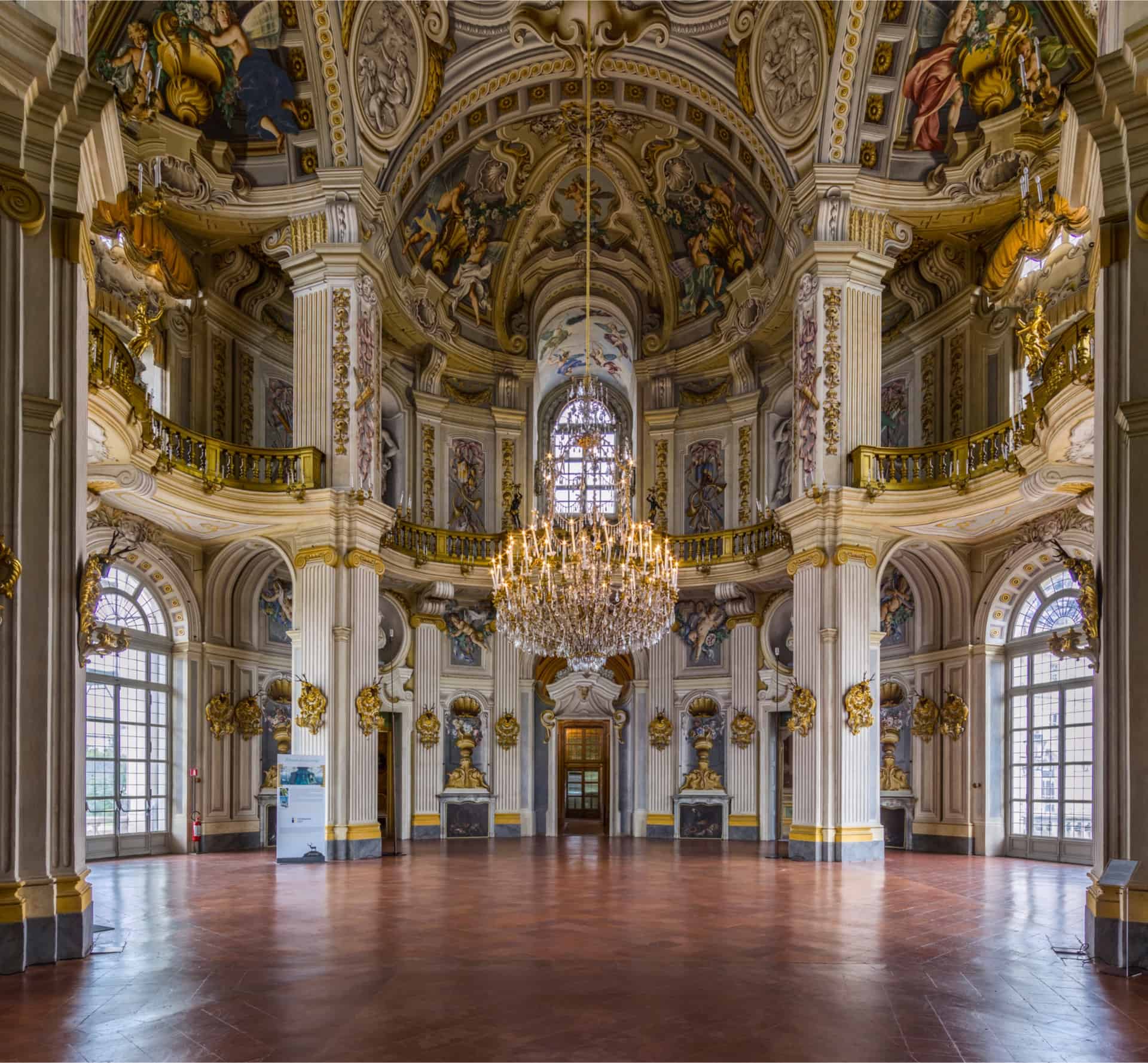 Festsaal der Palazzina di Stupinigi Der ovale Festsaal der Palazzina di Caccia di Stupinigi mit Deckenfresken und umlaufenden Balkonen