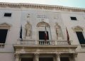 Klassizistische weiße Fassade des Teatro La Fenice mit Statuen am Campo San Fantin in Venedig