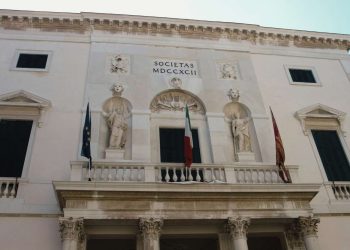 Klassizistische weiße Fassade des Teatro La Fenice mit Statuen am Campo San Fantin in Venedig