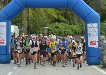 Ein Läufer auf der Strecke des Trail Lago Maggiore 2026 mit Bergpanorama im Hintergrund.