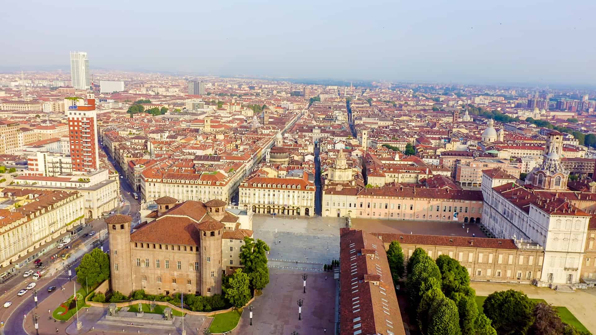 Turin – Blick über die Innenstadt Luftbild der Turiner Innenstadt mit einem großen Platz und dichter Blockbebauung