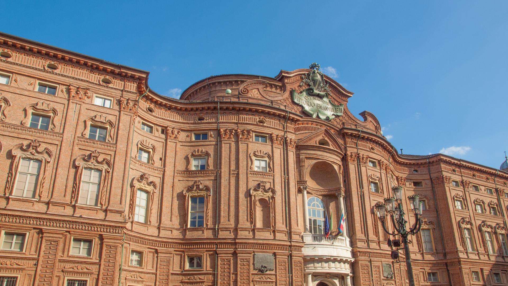Palazzo Carignano in Turin Die geschwungene Backsteinfassade des Palazzo Carignano in Turin