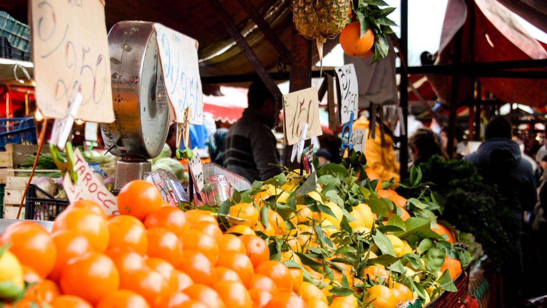 Marktstand an der Porta Palazzo Orangen und Zitronen an einem Obststand auf dem Markt an der Porta Palazzo in Turin