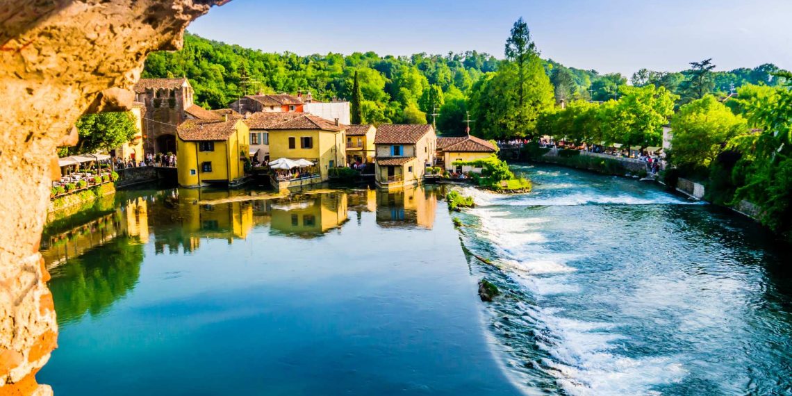 Das Mühlendorf Borghetto mit Wasserhäusern und dem Wehr im Mincio bei Valeggio sul Mincio