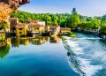 Das Mühlendorf Borghetto mit Wasserhäusern und dem Wehr im Mincio bei Valeggio sul Mincio