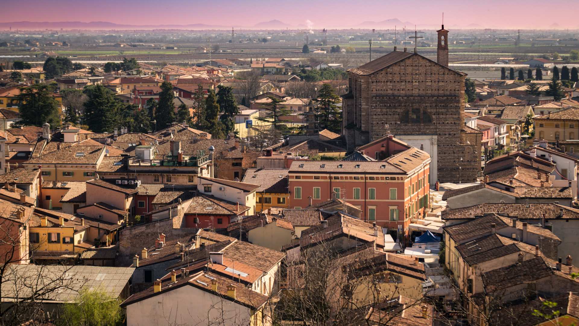 Valeggio sul Mincio – Dächer und Pfarrkirche Blick über die Dächer von Valeggio sul Mincio zur Pfarrkirche San Pietro in Cattedra im Morgenlicht