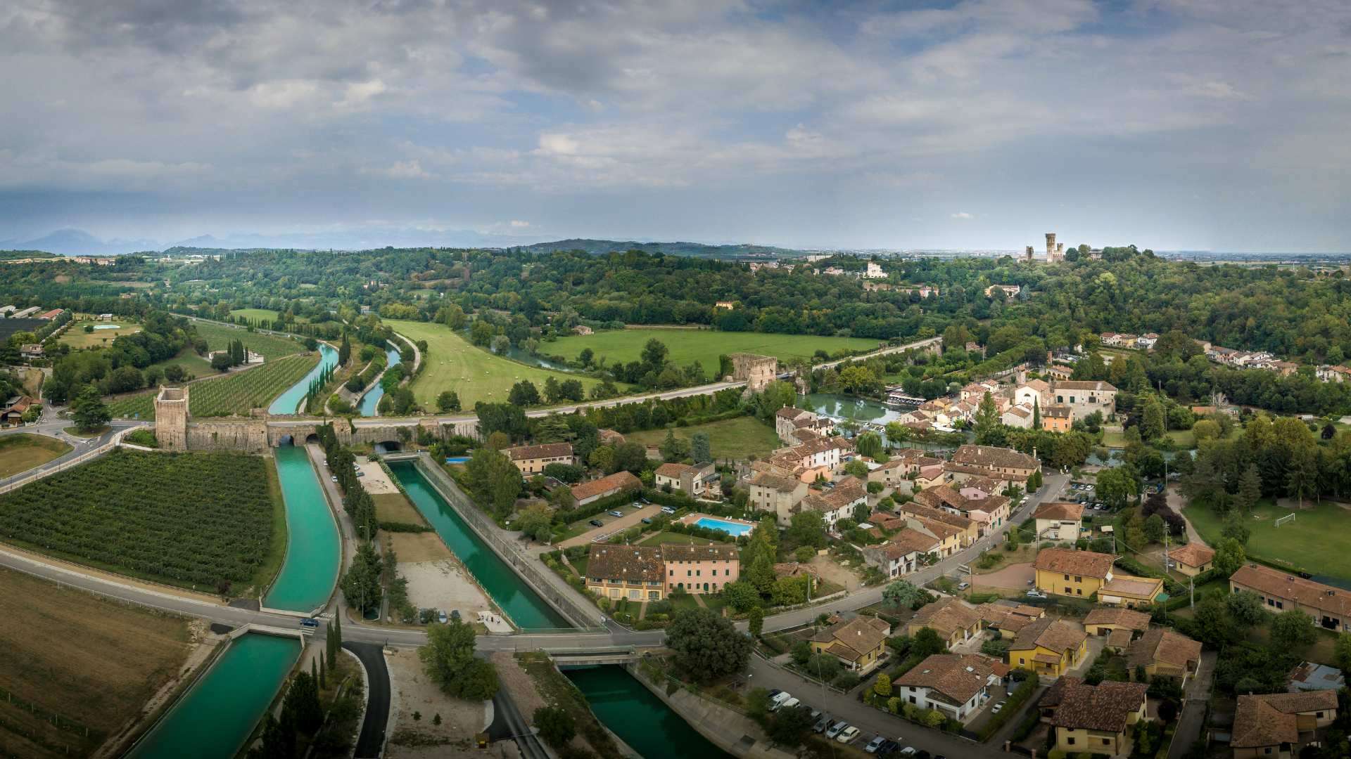 Valeggio sul Mincio – Blick über das Mincio-Tal Blick über das Mincio-Tal bei Valeggio sul Mincio mit Ponte Visconteo und Moränenhügeln
