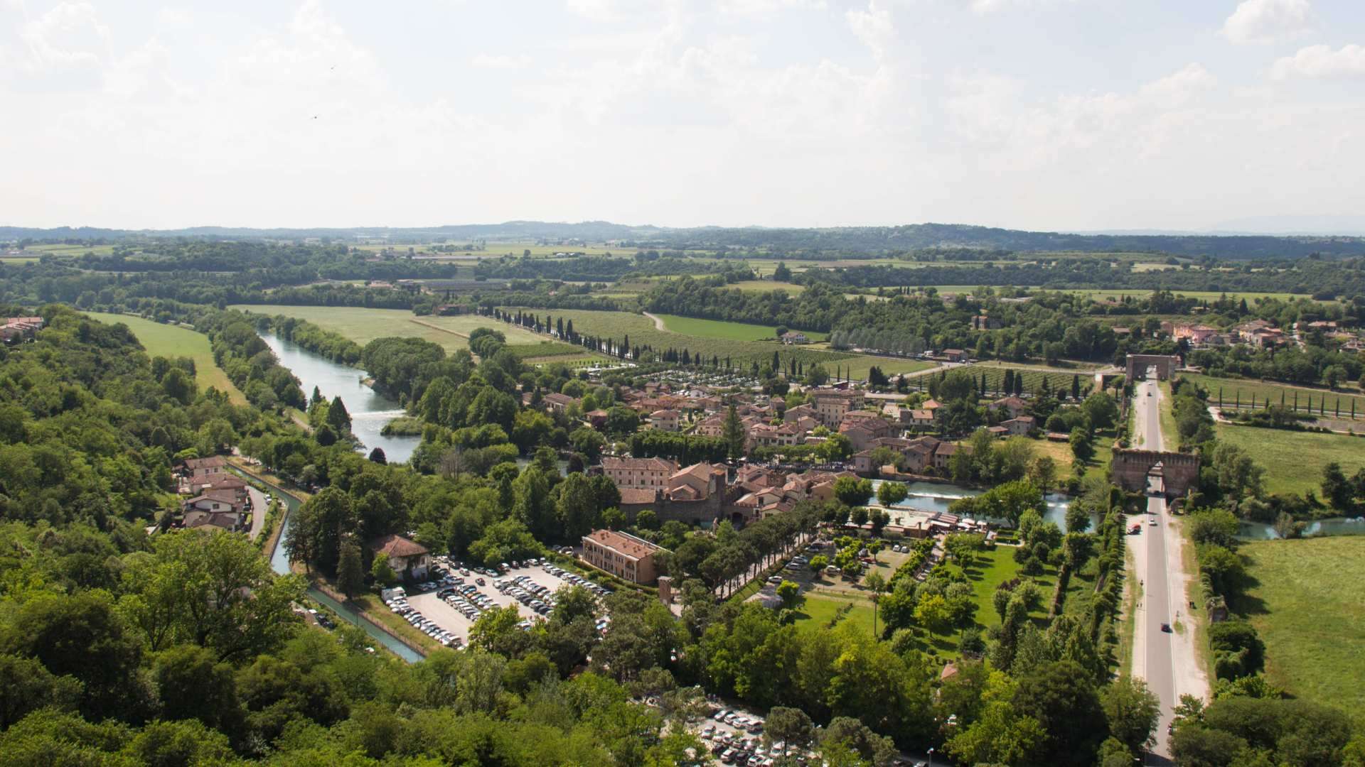 Valeggio sul Mincio – Mincio-Tal mit Radweg Weiter Blick über das flache Mincio-Tal unterhalb von Valeggio sul Mincio mit Feldern und Baumreihen