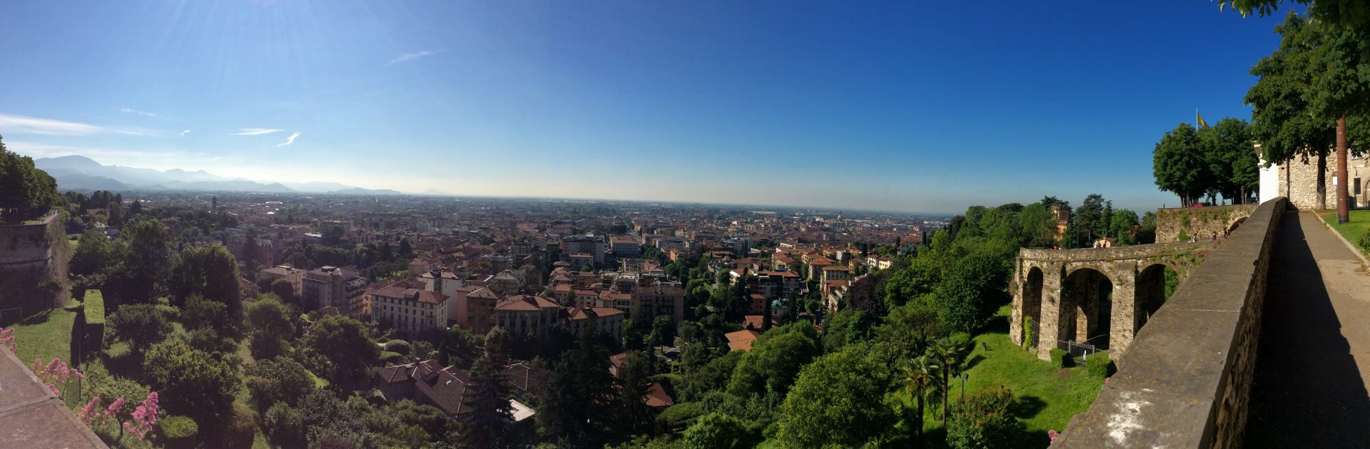 Venezianische Verteidigungsanlagen Bergamo Città Alta Panorama Panorama der Oberstadt von Bergamo mit Türmen und Dächern hinter der venezianischen Mauer