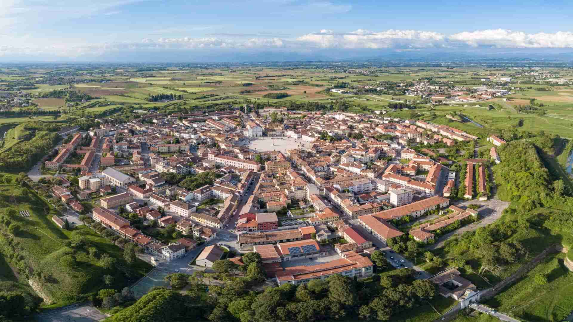 Venezianische Verteidigungsanlagen Palmanova Sternenstadt Luftbild Luftbild der Sternenstadt Palmanova im Friaul mit ihrem grünen Wallring in der Ebene