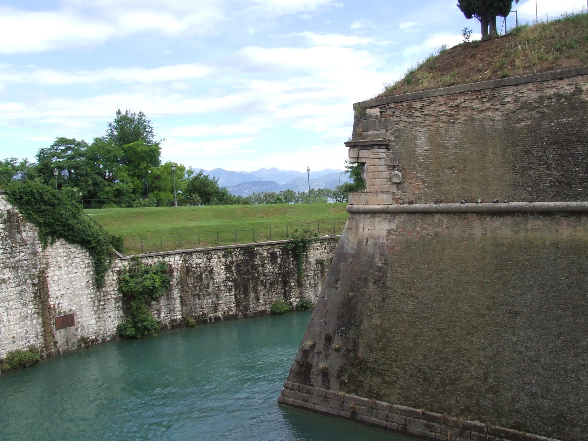 Venezianische Verteidigungsanlagen Peschiera Bastion und Graben Ziegelbastion und Wassergraben der Festung Peschiera del Garda