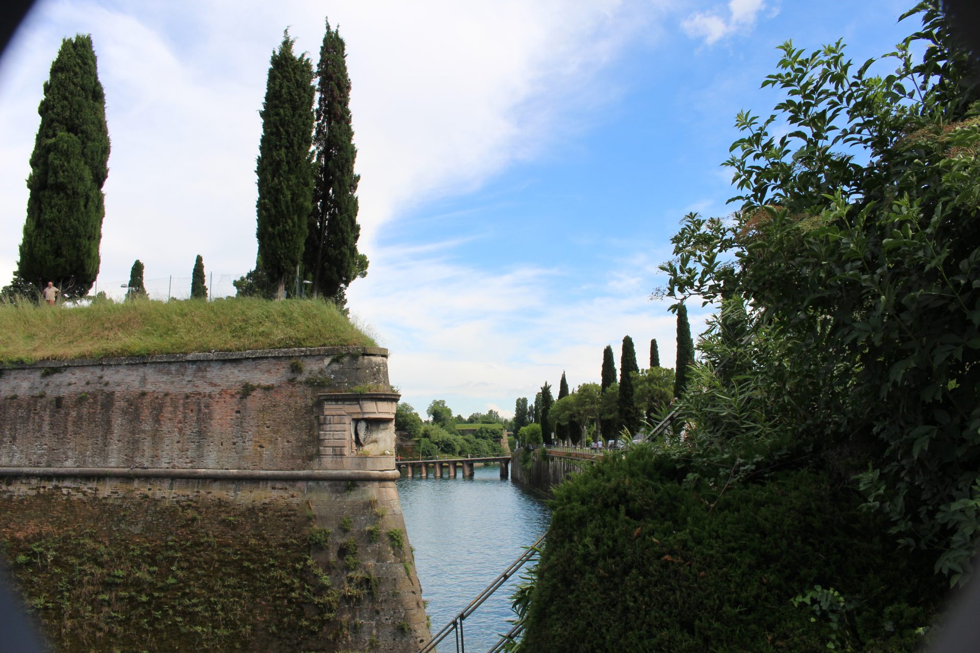 Venezianische Verteidigungsanlagen Peschiera Bastionsring Der bastionierte Mauerring von Peschiera del Garda mit Wasserlauf und Bäumen