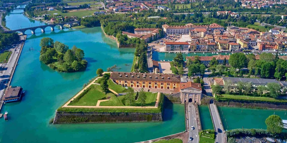 Luftbild der fünfeckigen Festungsstadt Peschiera del Garda mit Wassergräben und Bastionen am Mincio