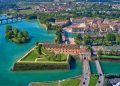 Luftbild der fünfeckigen Festungsstadt Peschiera del Garda mit Wassergräben und Bastionen am Mincio
