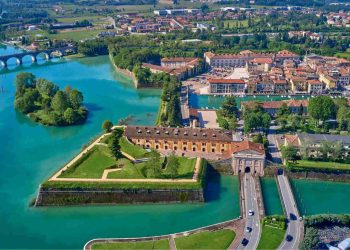 Luftbild der fünfeckigen Festungsstadt Peschiera del Garda mit Wassergräben und Bastionen am Mincio