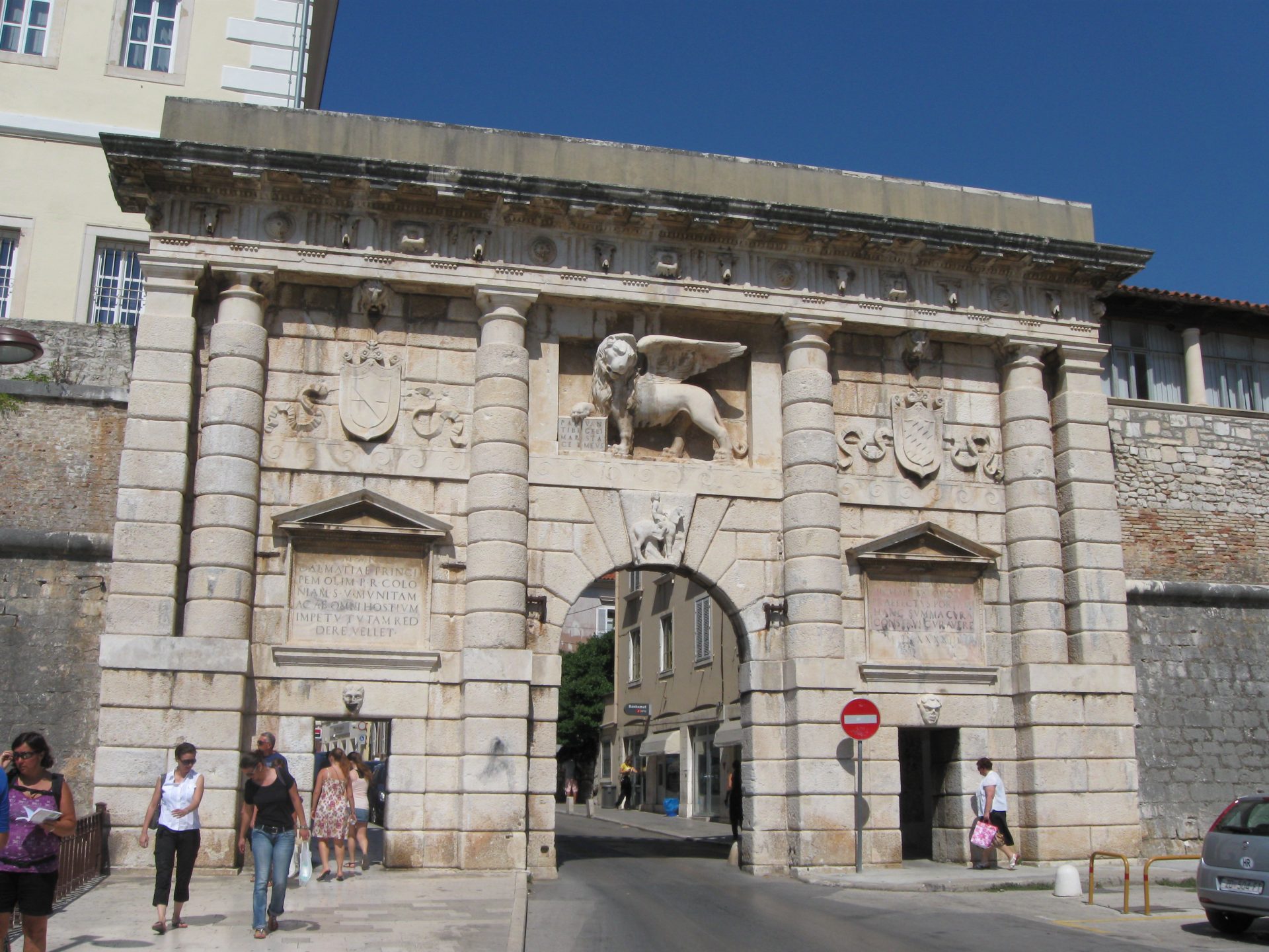 Venezianische Verteidigungsanlagen Porta Terraferma Zadar Das Landtor Porta Terraferma in Zadar mit Markuslöwe über dem Rundbogen