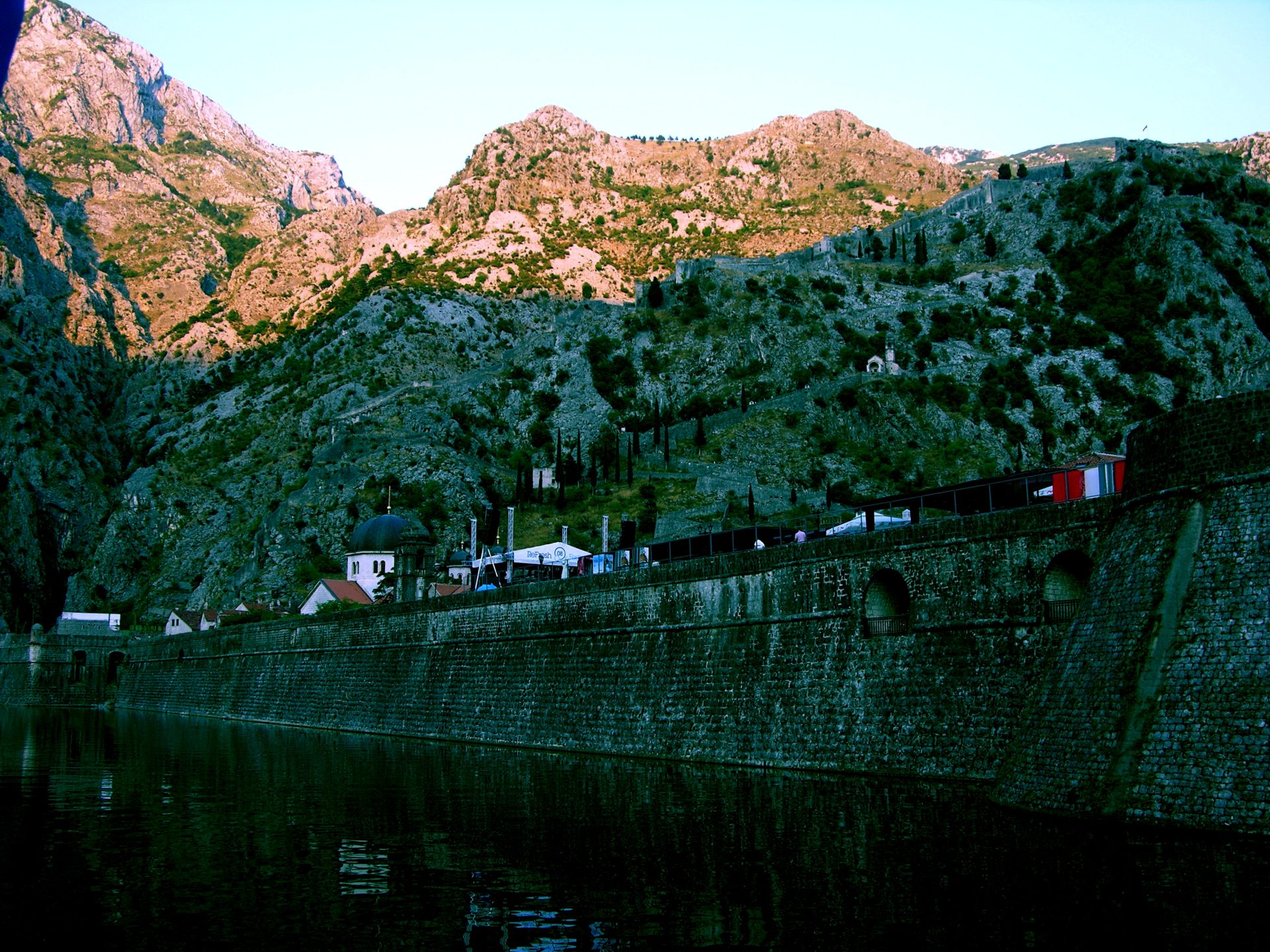 Venezianische Verteidigungsanlagen Stadtmauer Kotor Die Befestigungsmauer von Kotor zieht sich den steilen Berghang hinauf