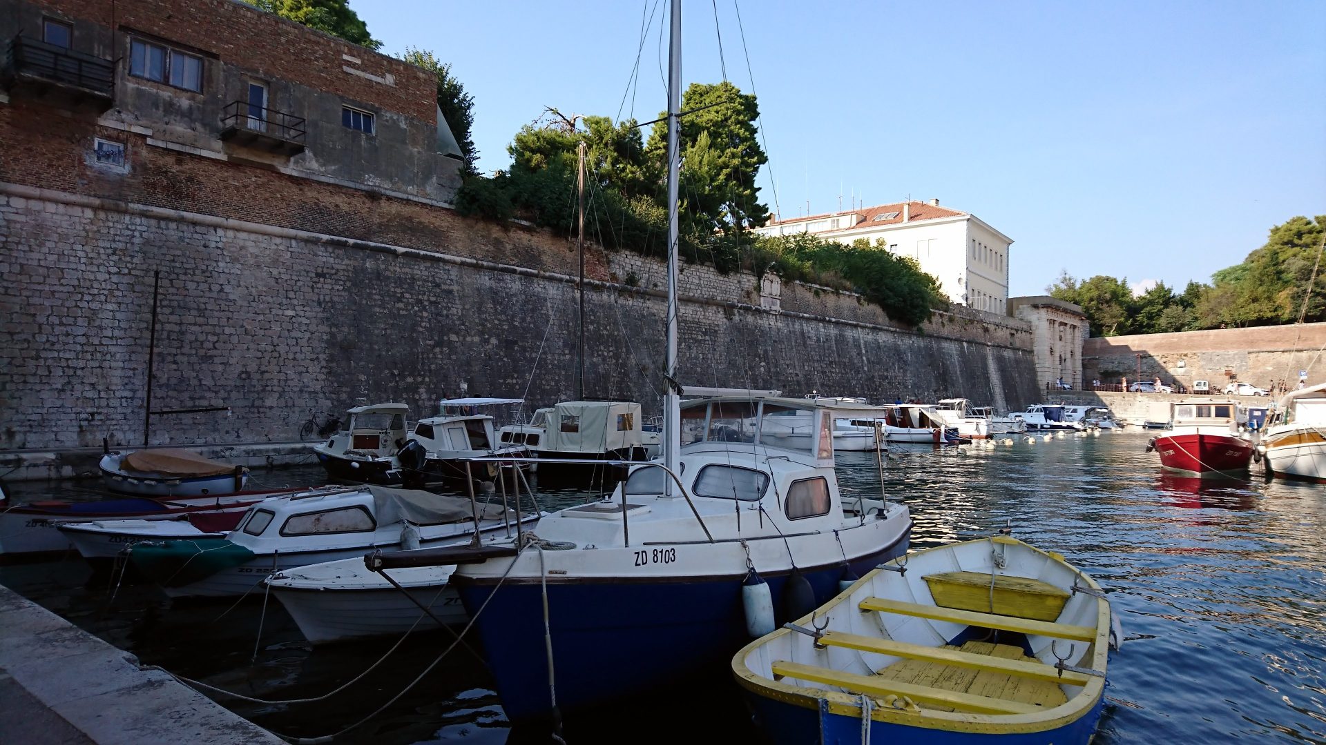 Venezianische Verteidigungsanlagen Stadtmauer Zadar Die Stadtmauer von Zadar entlang der Adriaküste mit Booten davor