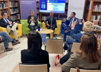 Ressortdirektor, Historiker und Bibliotheksdirektorin präsentieren die Veranstaltungsreihe "Noi e le storie 2026" im Kulturzentrum Trevi