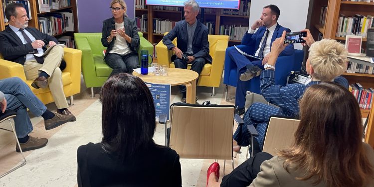 Ressortdirektor, Historiker und Bibliotheksdirektorin präsentieren die Veranstaltungsreihe "Noi e le storie 2026" im Kulturzentrum Trevi