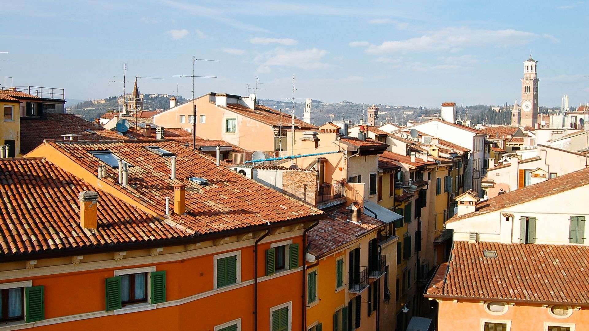 Blick über die Dächer der Altstadt von Verona Ziegeldächer und Türme der Altstadt von Verona von einem erhöhten Standpunkt aus gesehen