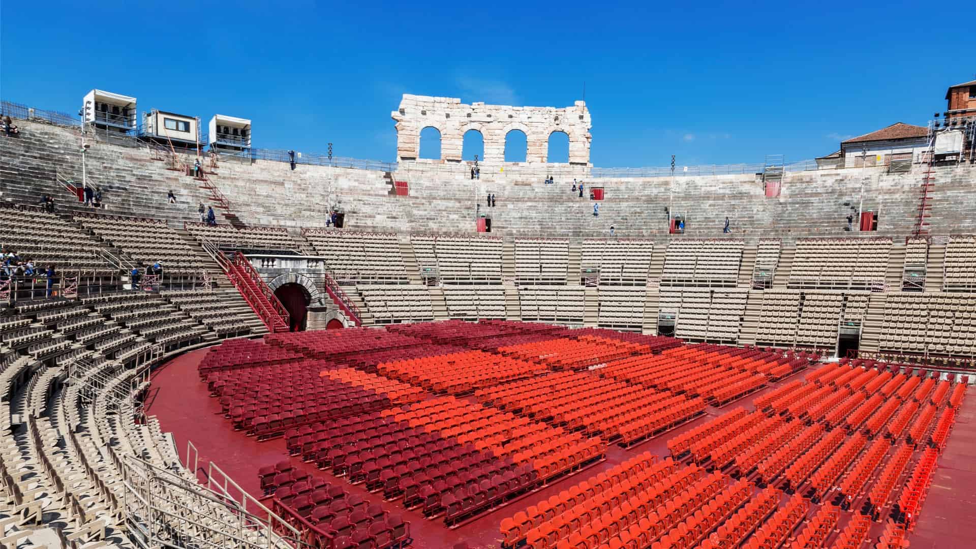 Innenraum der Arena di Verona mit roten Sitzreihen Innenraum der Arena di Verona mit roter Bestuhlung im Rund und den antiken Steinstufen