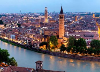 Blick über die Altstadt von Verona mit der Etsch, Brücken und Kirchtürmen in der Abenddämmerung