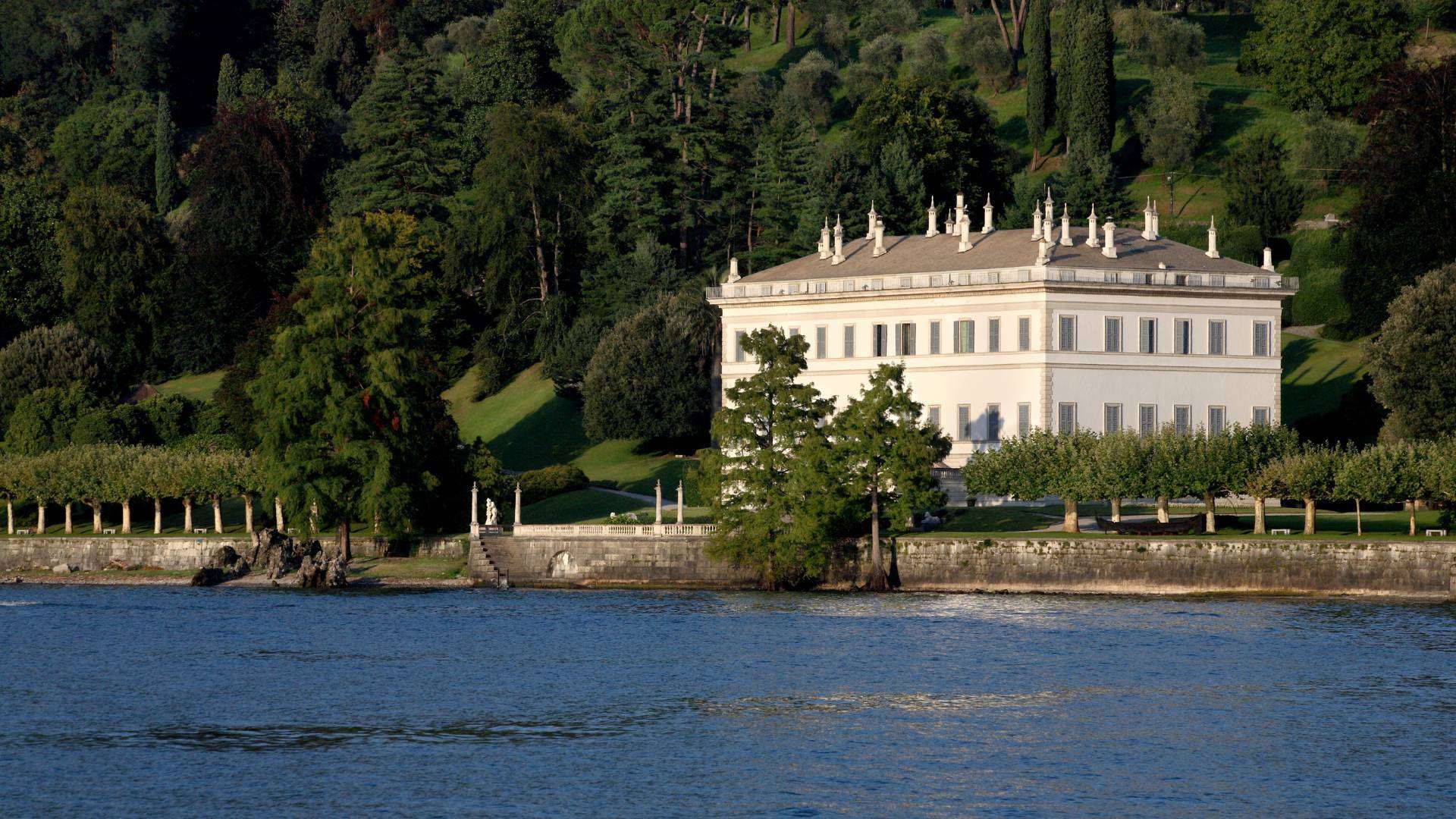 Bellagio – Villa Melzi am Seeufer Die weiße neoklassizistische Villa Melzi am Ufer des Comer Sees bei Bellagio